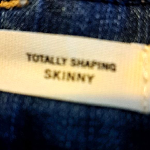 Womens NEW SIGNATURE LEVI SHAPING JEANS. 4. (WAIST 27) - Picture 9 of 15